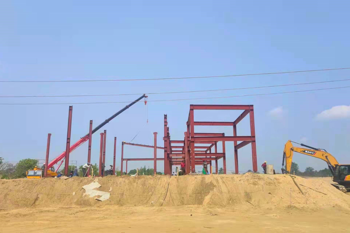 emerald-ecommerce-center-steel-columns-erection