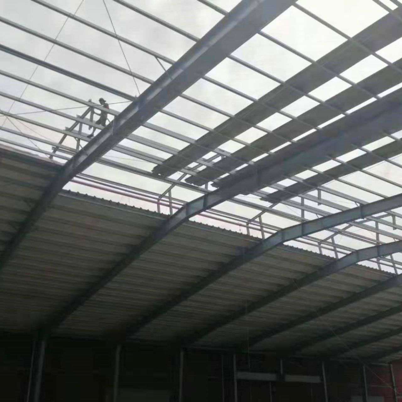steel-structure-warehouse-roof-installation-interior