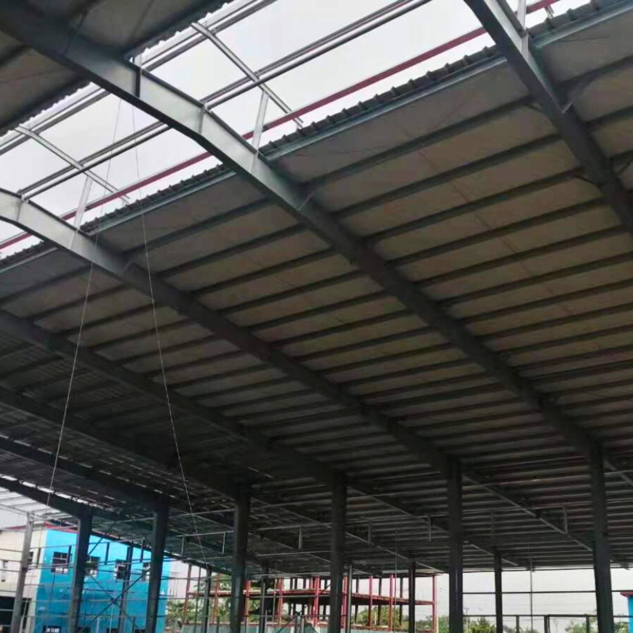 steel-Structure-warehouse-roofing-in-progress
