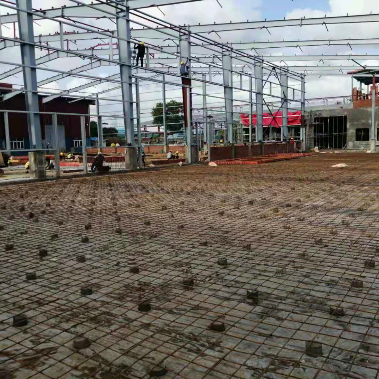 steel-structure-warehouse-ground-slab-and-roof-installation