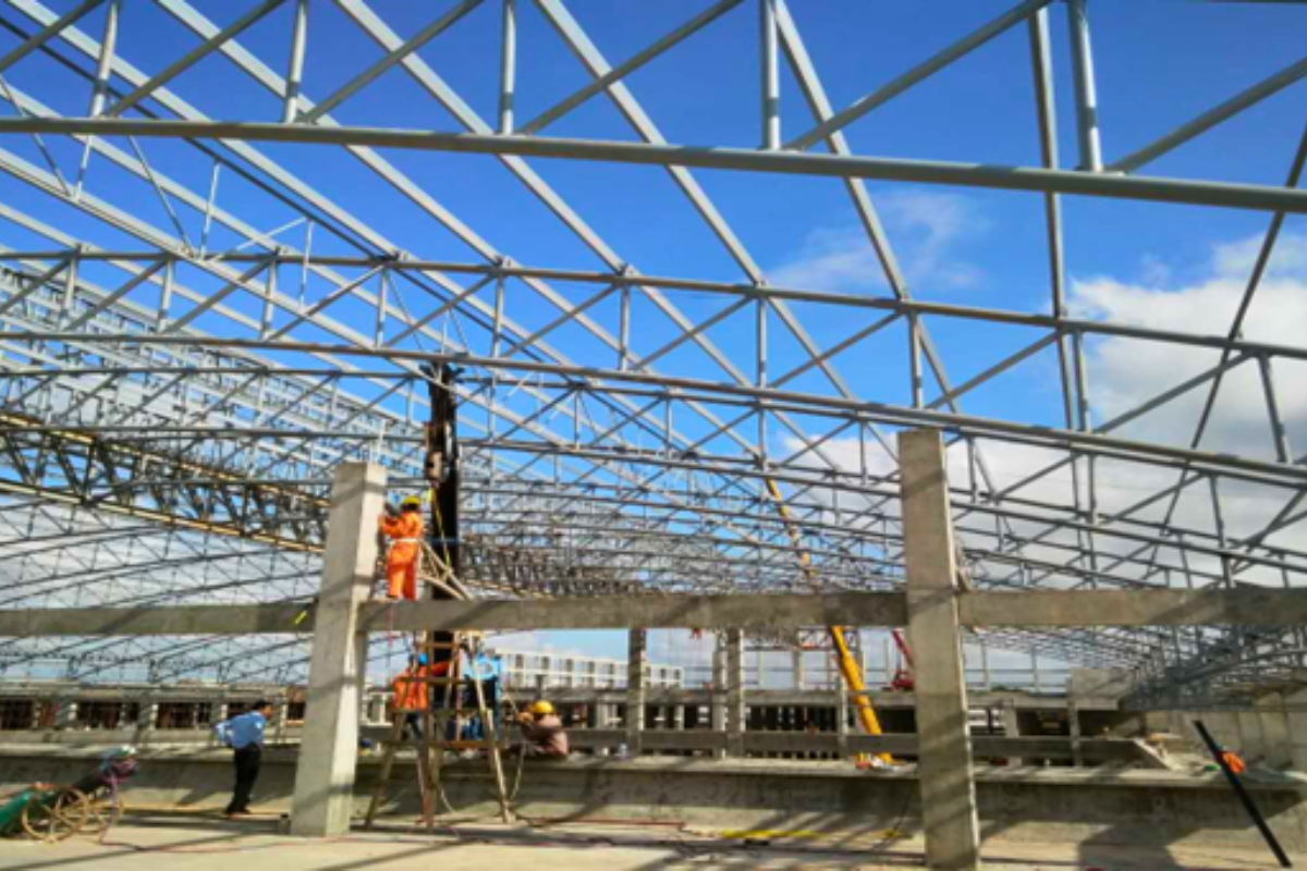 eac-mandalay-steel-structure-workers-on-truss